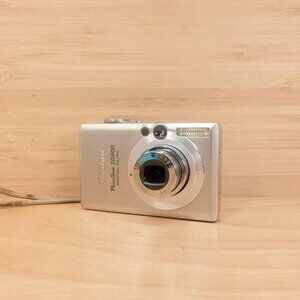 Canon PowerShot SD600 / Digital Elph / 6MP Compact Camera / Silver